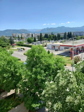 Pogled sa visine na gradsko naselje i okolne planine. - image 9