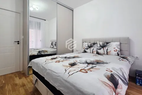 Bedroom with a double bed and a large built-in mirrored wardrobe. - image 4