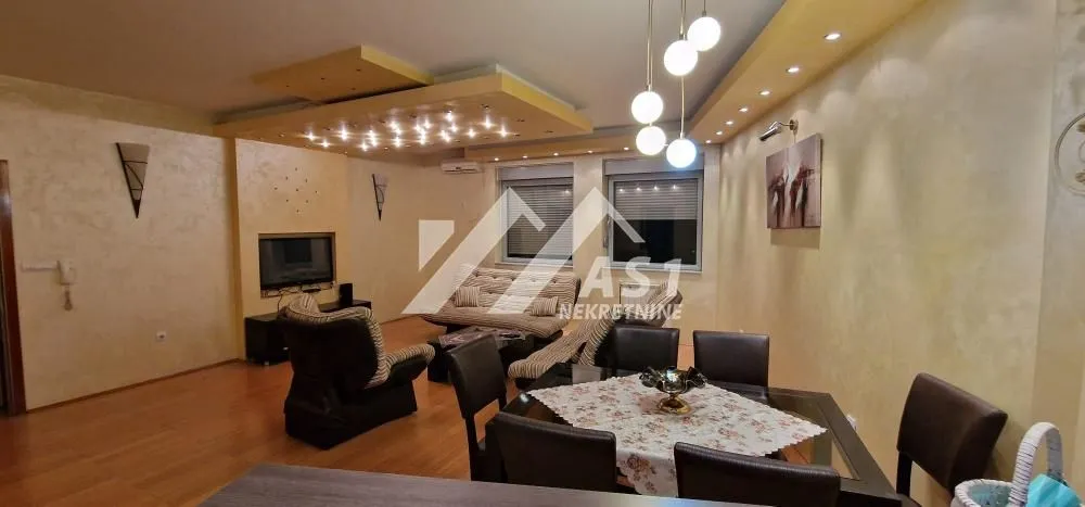 Izdavanje, četvorosoban stan, 99m², Centar, Novi Sad