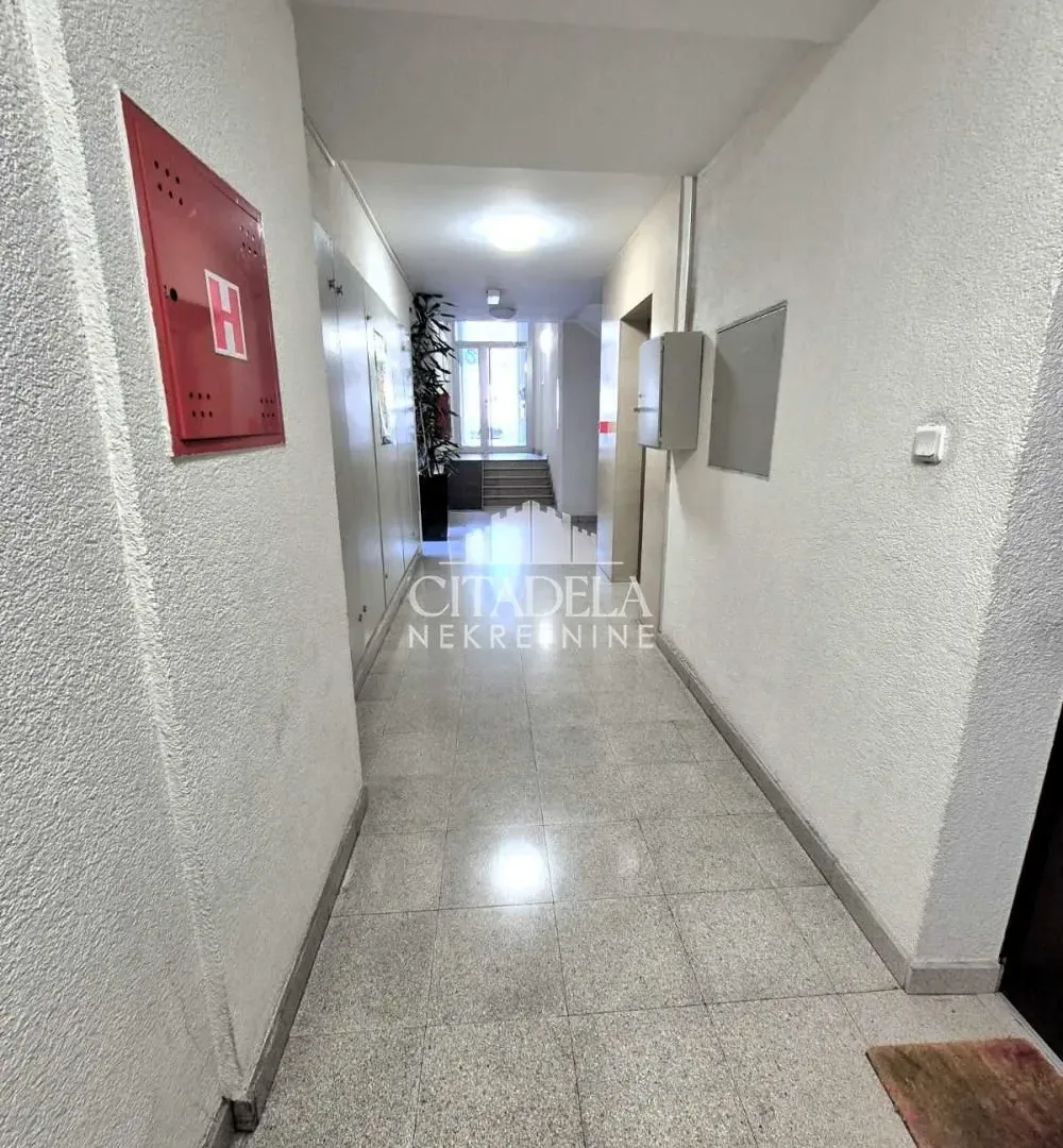Prodaja, trosoban stan, 74m², Vračar Hram, Vračar Sve Podlokacije