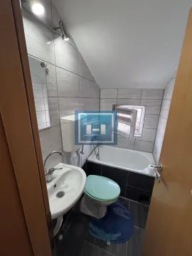 Manje kupatilo sa kadom, umivaonikom i toaletom. - image 24