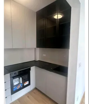 Manja moderna kuhinja sa crnim elementima i ugrađenom rernom. - image 3