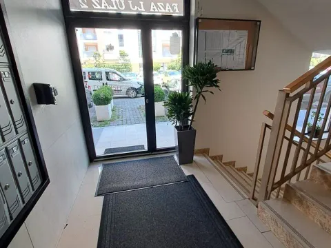 Sale, two bedroom apartment, 72m², City Kvart, Podgorica - image 11