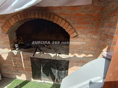 Zidani roštilj od cigle u dvorištu. - image 4