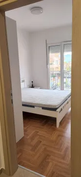 Svjetla spavaća soba sa bračnim krevetom i parketom. - image 12