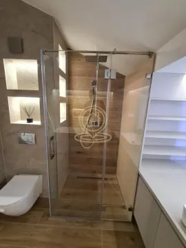 Moderno kupatilo sa tuš kabinom, WC šoljom i ugradnim policama. - image 8