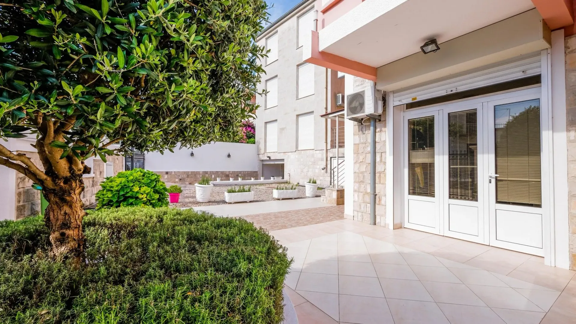 Sale, hospitality venue, 1256m², Podkošljun, Budva