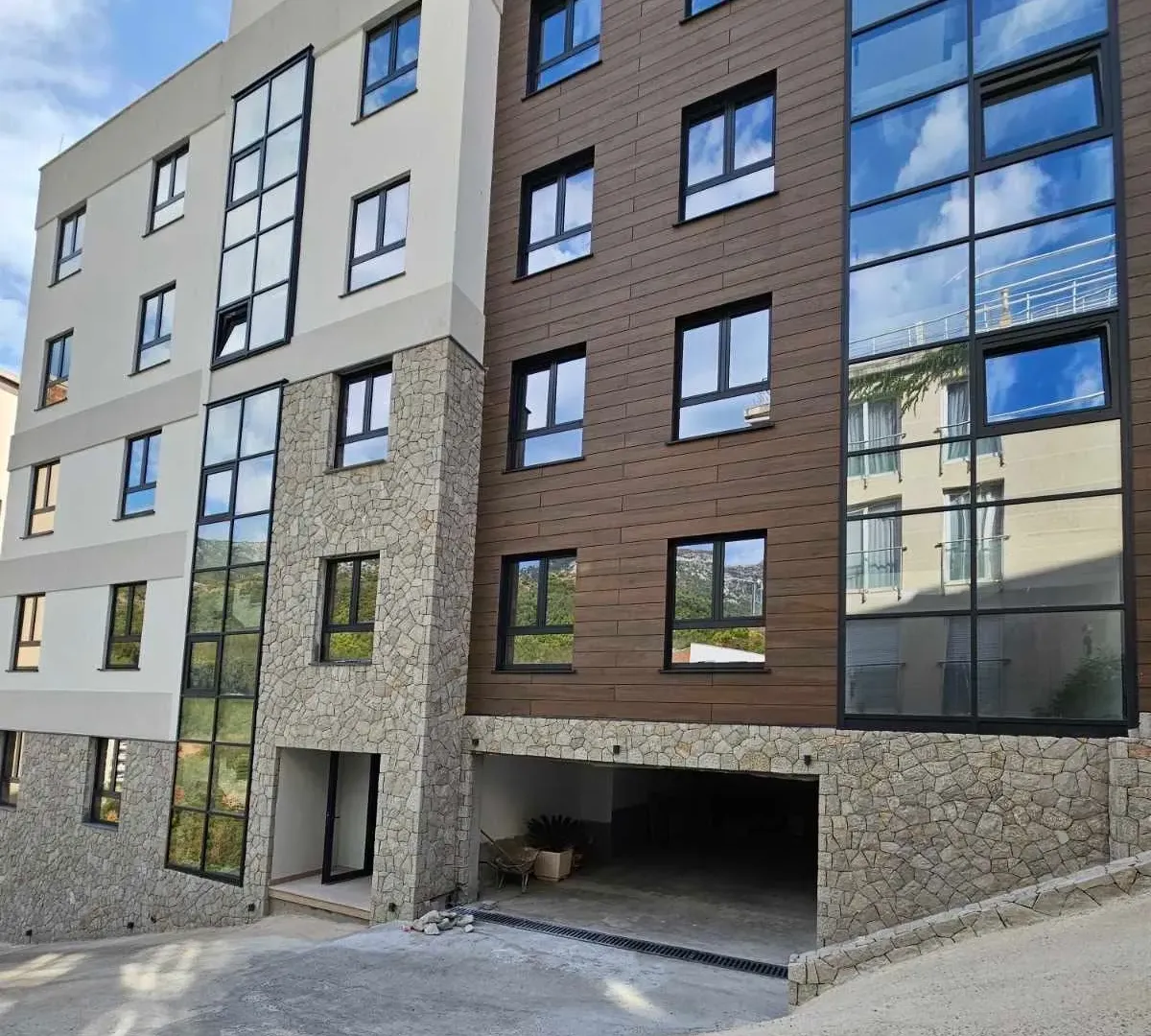 Prodaja, dvosoban stan, 64m², Bečići, Budva