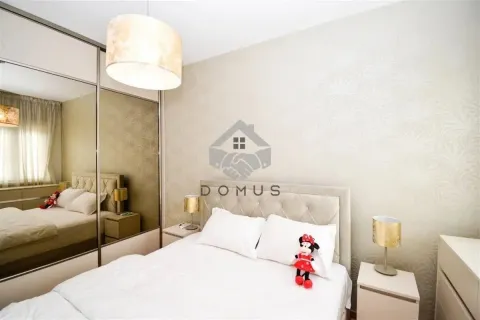 Furnished bedroom with a double bed and a mirrored built-in wardrobe. - image 7