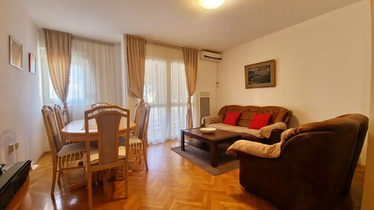 Izdavanje, dvosoban stan, 58m², Budva, Crna Gora