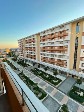 Pogled sa terase na dvorište i fasadu stambene zgrade. - image 10
