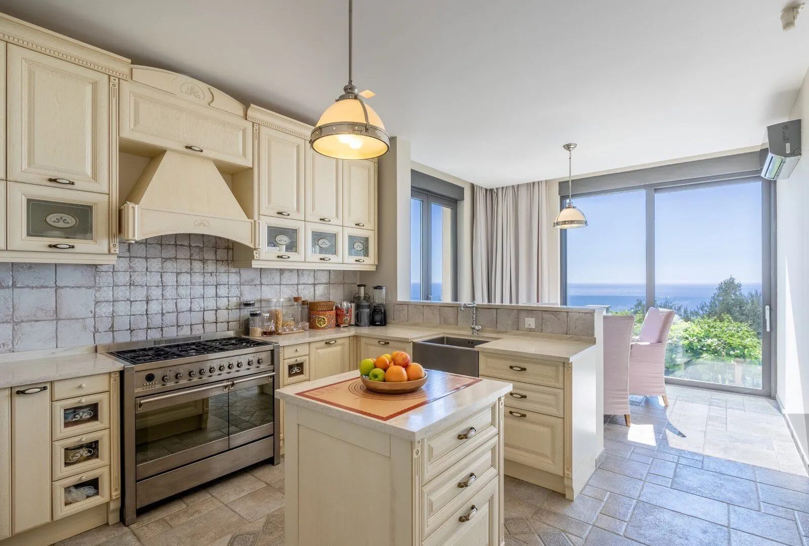 Sale, house, 550m², Reževići, Budva