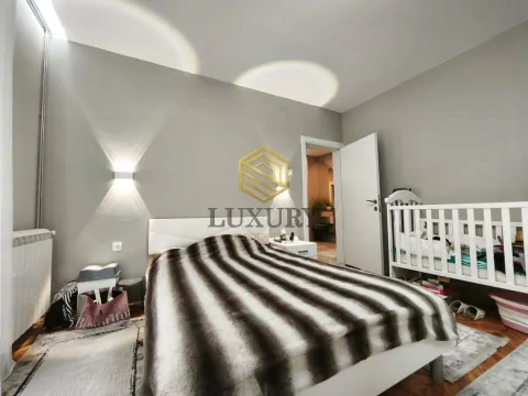 Spavaća soba sa bračnim krevetom i dječijim krevetcem. - image 6