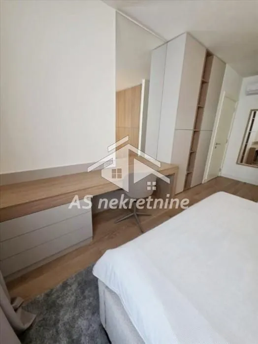 Izdavanje, trosoban stan, 86m², Savski Venac, Beograd