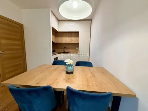 Moderna kuhinja sa trpezarijskim stolom i plavim stolicama. - image 4