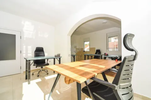 Rent, house, 500m², Stari Aerodrom, Podgorica - image 16