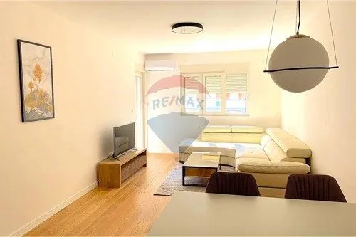 Izdavanje, dvosoban stan, 69m², Central Point, Podgorica