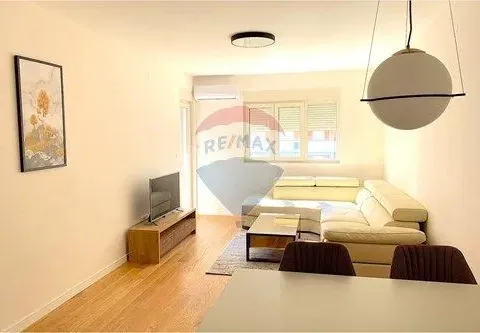 Izdavanje, dvosoban stan, 69m², Central Point, Podgorica