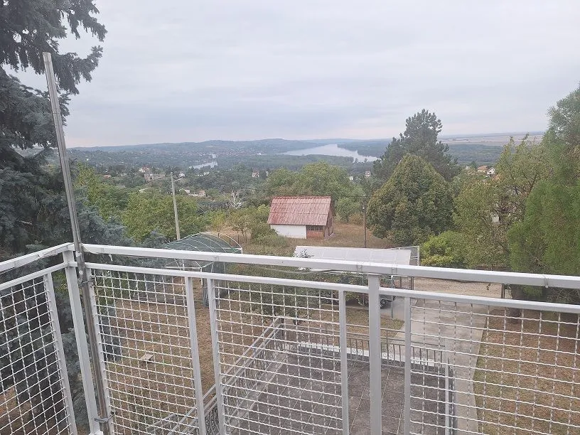 Pogled na reku i okolinu sa terase.