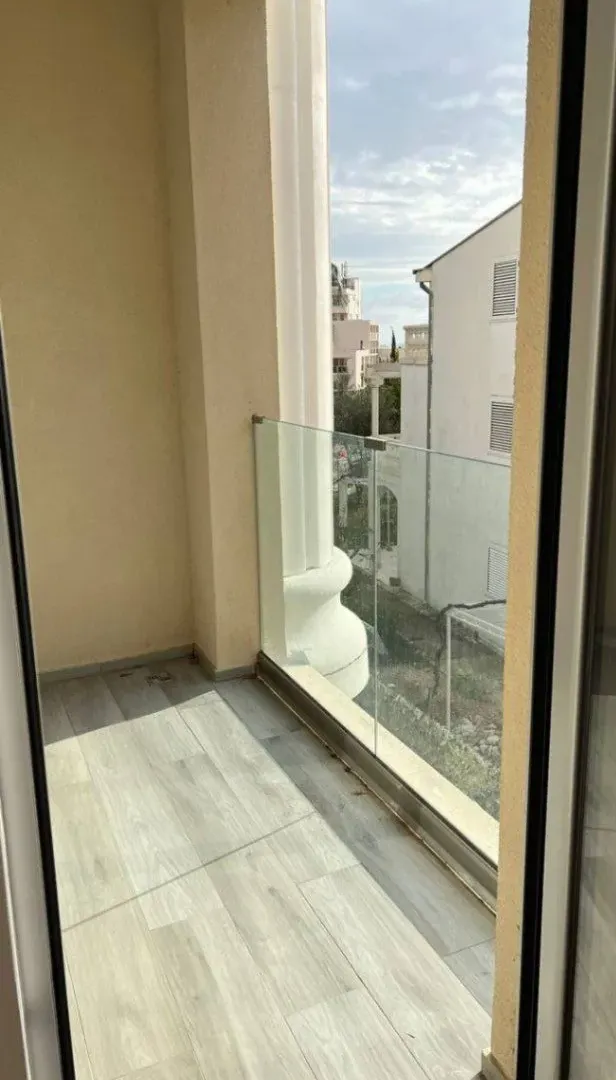 Rent, one bedroom apartment, 60m², Bečići, Budva