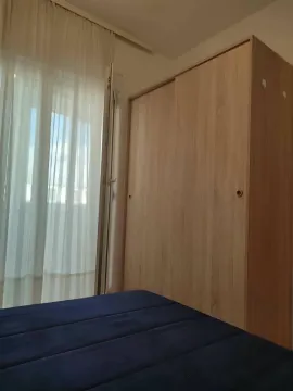 Pogled na dio spavaće sobe sa krevetom i ormarom. - image 7