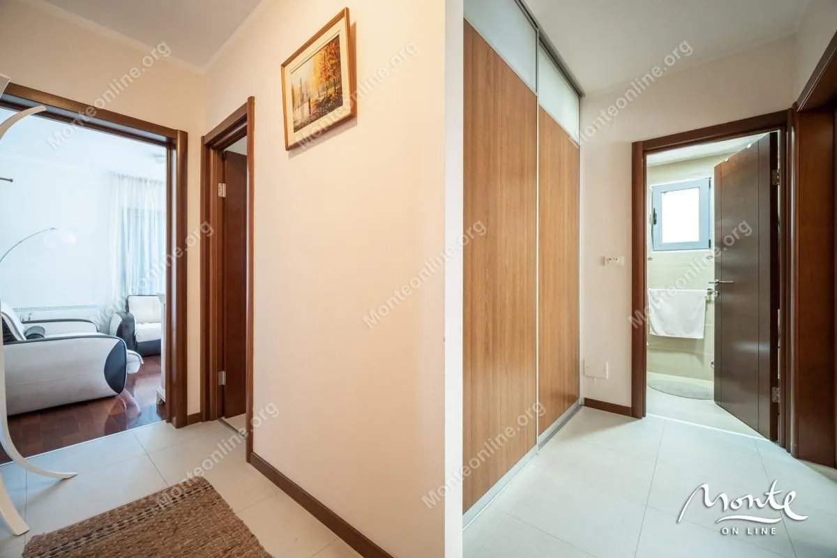 Prodaja, dvosoban stan, 81m², Dobrota, Kotor