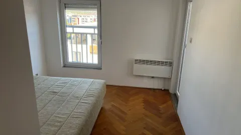 Svijetla spavaća soba sa parketom. - image 8