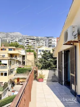 Prostrana popločana terasa sa pogledom na grad i planine. - image 9