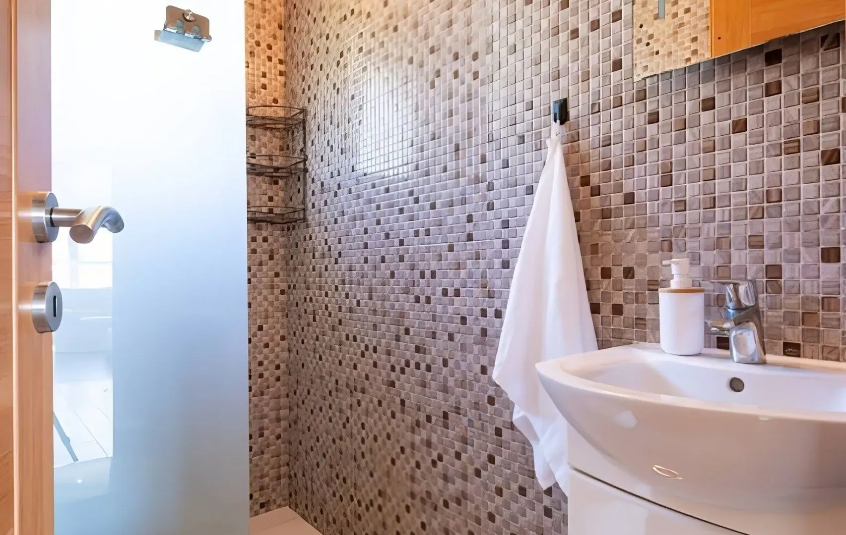Izdavanje, trosoban stan, 130m², Kalimanj, Tivat