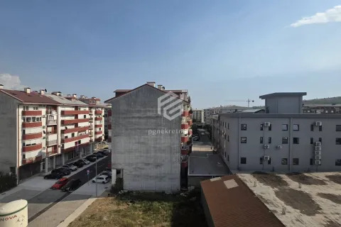 Pogled sa prozora na okolne zgrade i gradski ambijent. - image 13