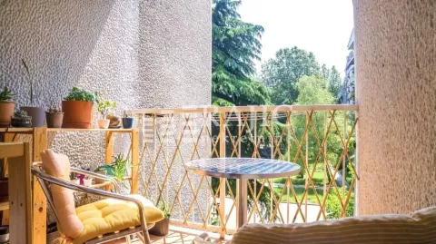 Namešten balkon sa stolom, stolicama i saksijama sa cvećem. - image 20