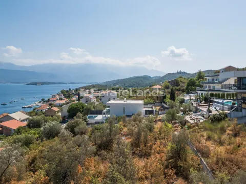 Pogled sa imanja na more, obalu i okolno naselje. - image 6