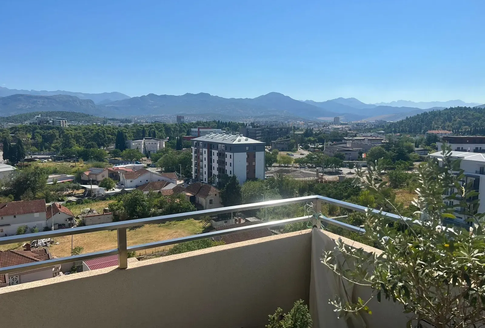 Izdavanje, trosoban stan, 94m², Central Point, Podgorica