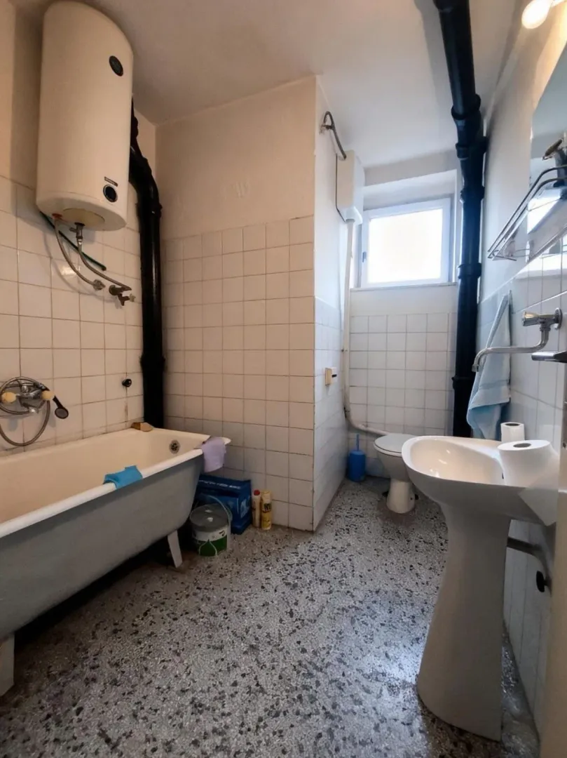Manje kupatilo sa kadom, umivaonikom i toaletom.