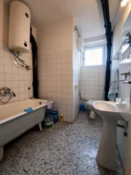 Manje kupatilo sa kadom, umivaonikom i toaletom. - image 10