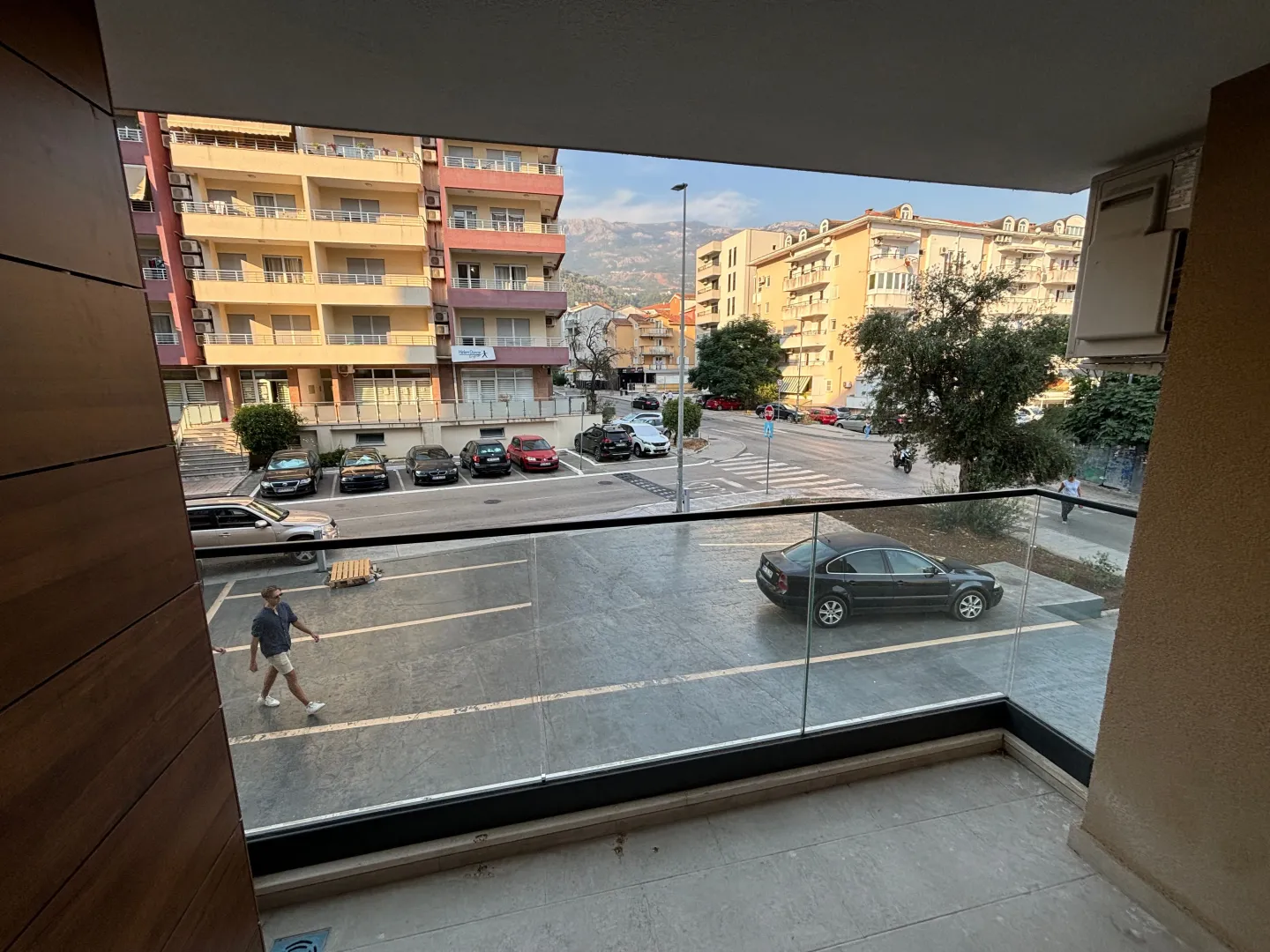 Pogled sa terase na ulicu i okolne zgrade.