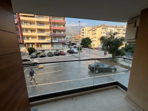 Pogled sa terase na ulicu i okolne zgrade. - image 8
