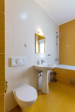 Kupatilo opremljeno umivaonikom, WC šoljom i kadom sa tušem. - image 19