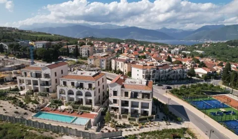 Pogled iz vazduha na stambeni kompleks sa bazenom i okruženjem. - image 3