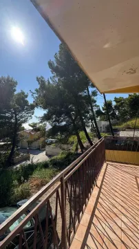 Pogled sa popločane terase na dvorište i okolno zelenilo. - image 2
