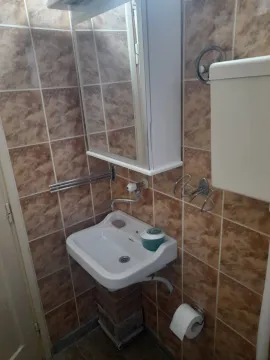 Jednostavno kupatilo sa lavaboom i ogledalom. - image 2