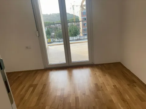 Prazna soba sa drvenim podom i izlazom na terasu. - image 8