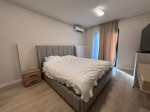 Prostrana spavaća soba sa bračnim krevetom, noćnim stočićem i klima uređajem. - image 13