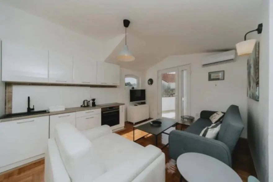 Izdavanje, dvosoban stan, 56m², Budva, Crna Gora