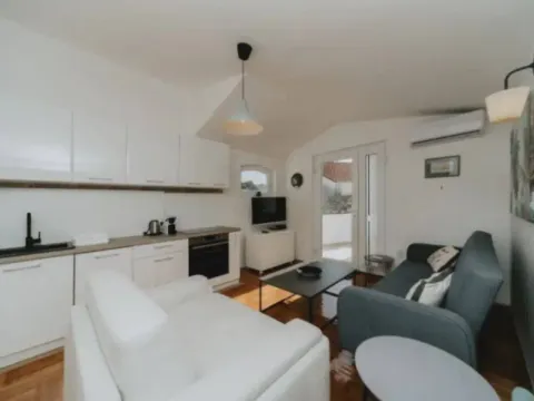 Izdavanje, dvosoban stan, 56m², Budva, Crna Gora