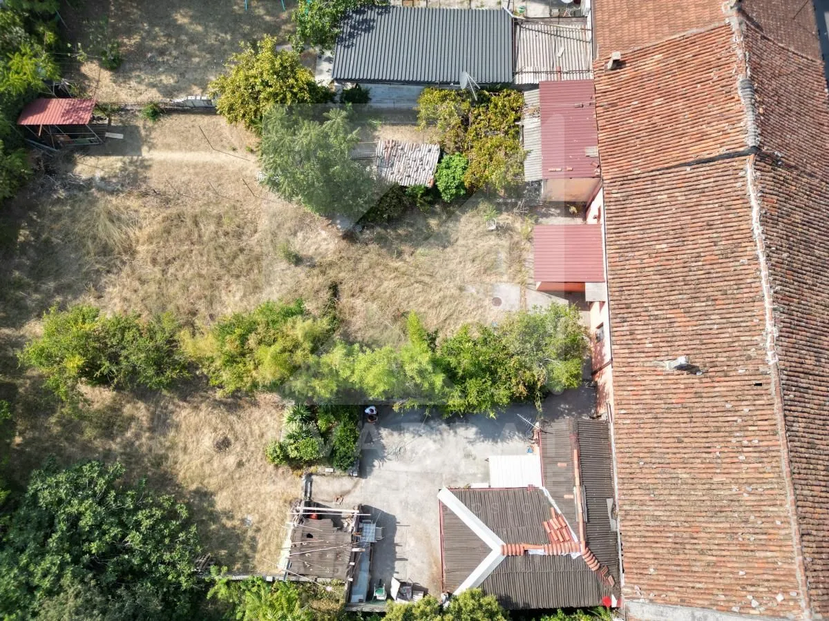 Pogled iz vazduha na dvorište i krov objekta.