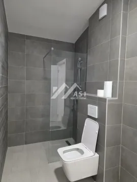 Moderno opremljeno kupatilo sa tuš kabinom i wc šoljom obloženo sivim pločicama. - image 10