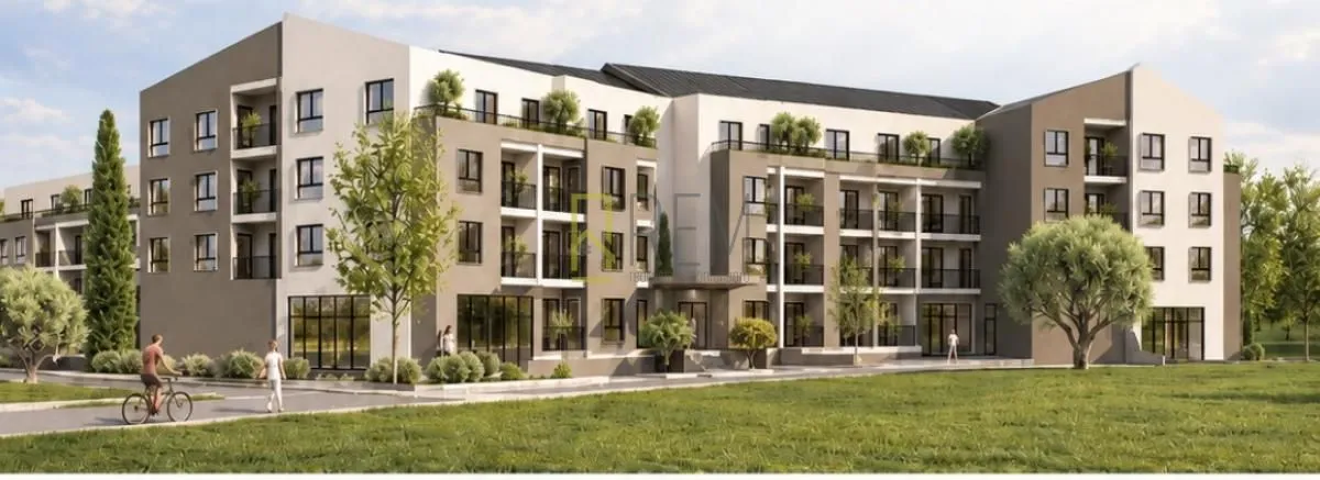 Spoljašnji izgled moderne stambene zgrade sa uređenim dvorištem.