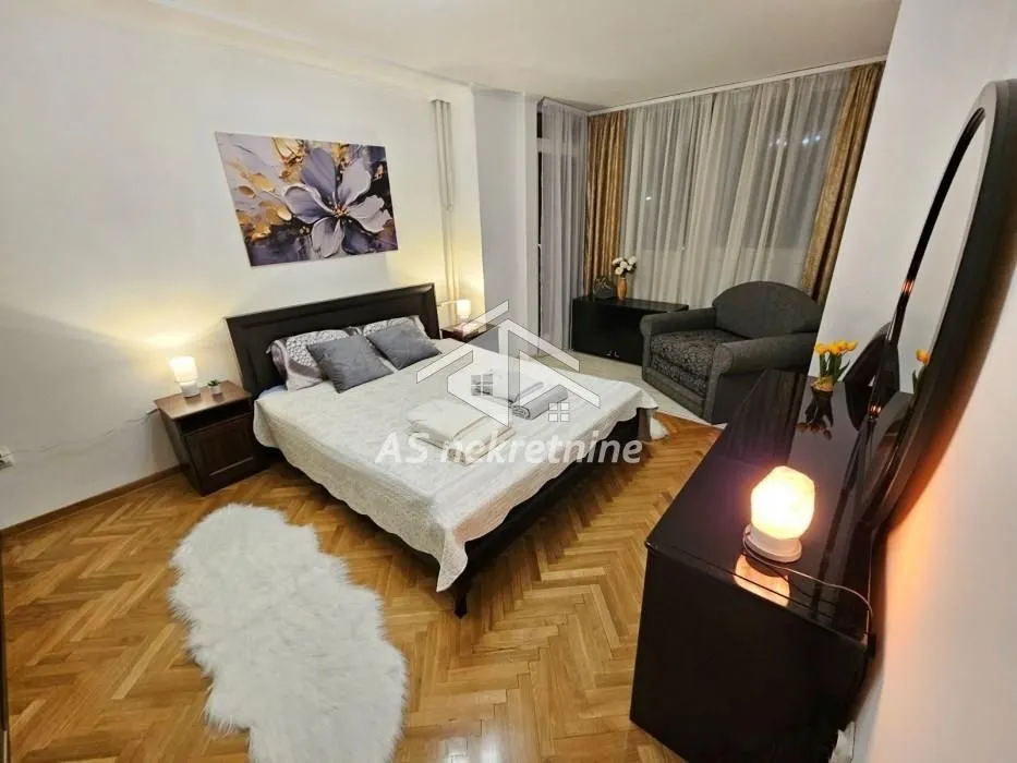 Izdavanje, trosoban stan, 85m², Slavija, Vračar Sve Podlokacije