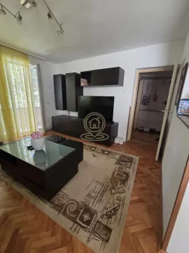 Dnevna soba sa garniturom, televizorom i izlazom na balkon. - image 4